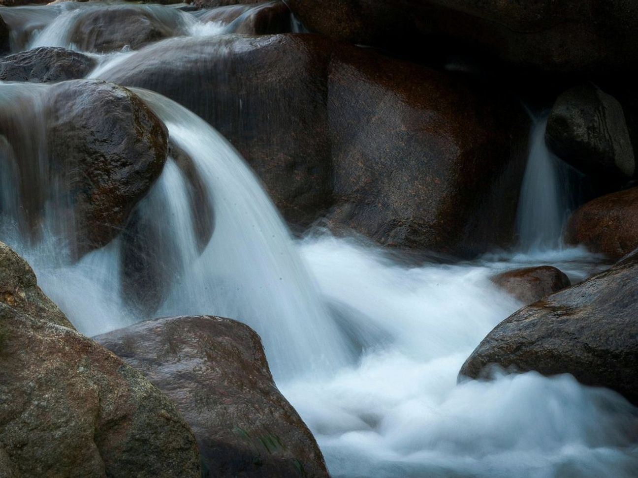 Parada larga junto al agua