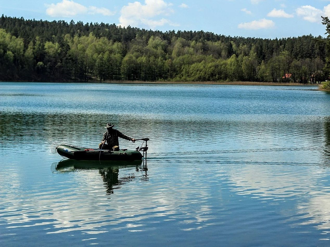 Rio rápido atravesando garganta de roca estrecha